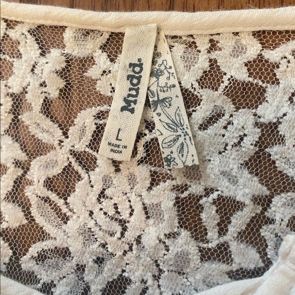 Lacey, white, long sleeve shirt, size L (juniors) - Picture 2 of 3